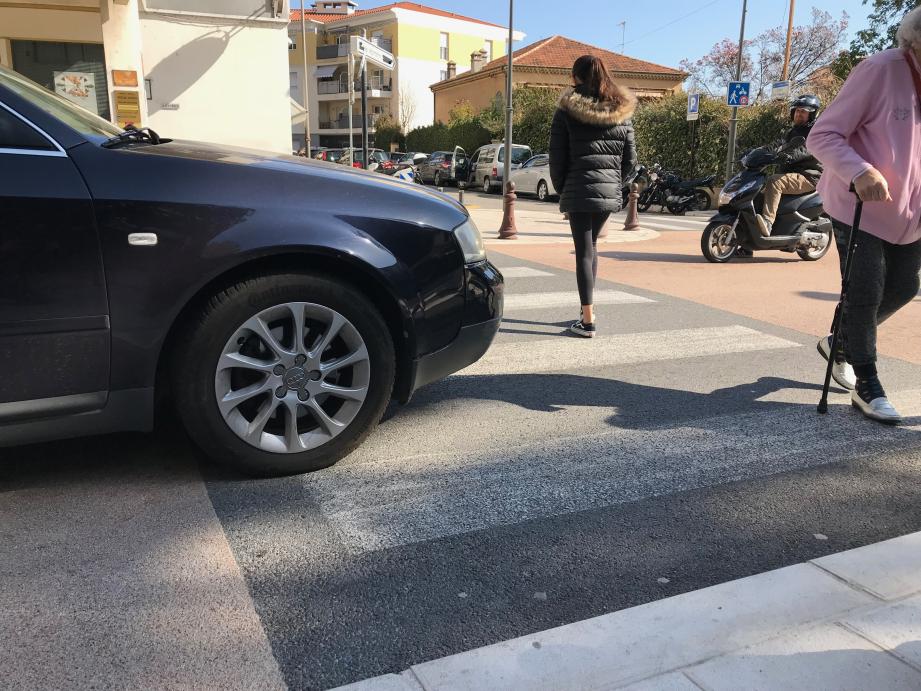 Traverser sur un passage protégé n'est pas un gage de sécurité... Pour éviter que les voitures n'empiètent sur le passage piéton, les mairies ont la possibilité de mettre en place 2 à 5 mètres avant le passage protégé une "zone tampon" matérialisée par une ligne discontinue.