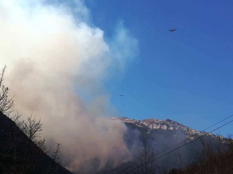 Deux avions bombardiers d'eau ont été appelés en renfort.