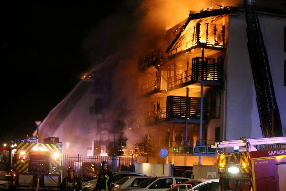 Photos Et Video Un Violent Incendie Ravage Un Immeuble De Quatre Etages En Pleine Nuit A Draguignan Var Matin