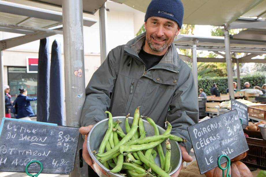 Rémy Capan produit des févettes à Colomars, mais elles ne sont pas encore à maturité. Alors les cousines italiennes jouent les remplaçantes.