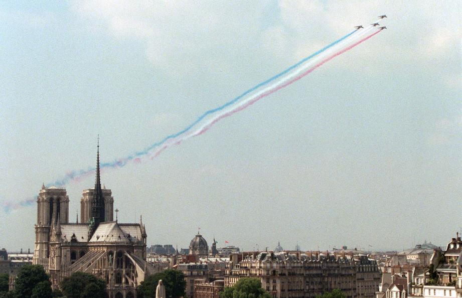 Quatre Alphajet de la Patrouille de France viennent de passer au-dessus des tours de Notre-Dame, le 08 juillet à Paris, lors d'une répétition aérienne du défilé militaire du 14 juillet 1998.