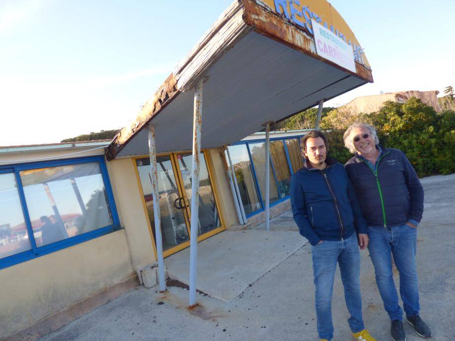 Rémy Mattioli et Jean-Louis Thieffry devant le bâtiment qui sera démoli.