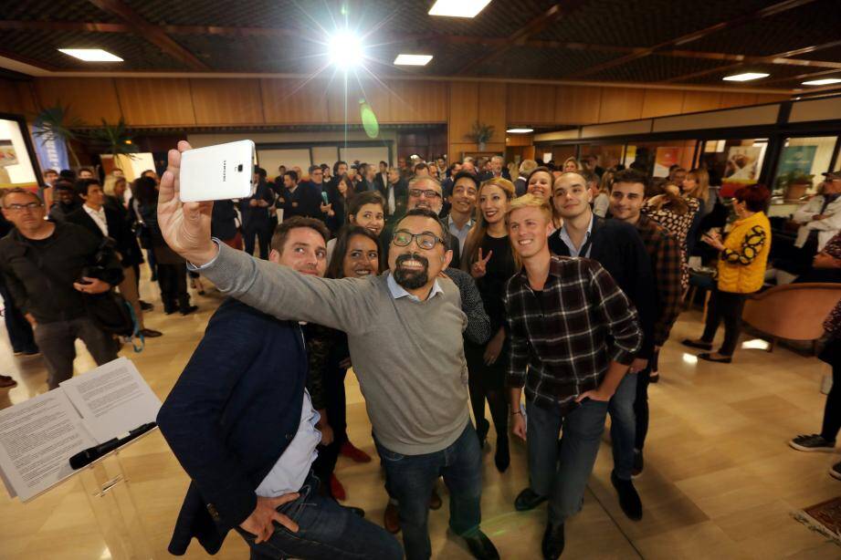 Selfie inaugural, au siège de notre journal à Nice, pour les jeunes patrons des huit start-ups et médias émergents accueillis au Mas.