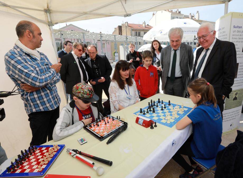 Sous les yeux du maire Jean-Pierre Giran et de Bachar Kouatly, président de la Fédération française d’échecs, une partie oppose Léa et Théo, ce dernier étant non-voyant.