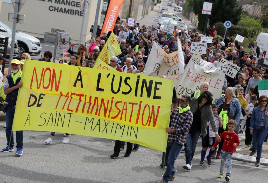 Succès pour la marche de protestation avec plus de 300 personnes rassemblées contre le projet industriel sur le site de l’ancienne distillerie.