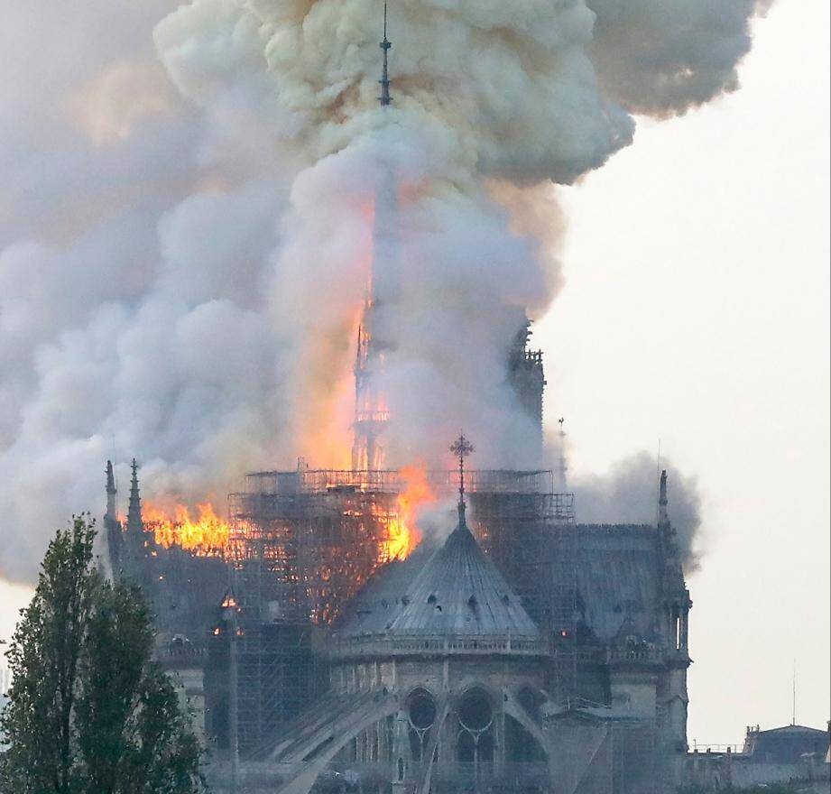 Photos Et Videos La Cathedrale Notre Dame De Paris En Proie A Un Violent Incendie Nice Matin