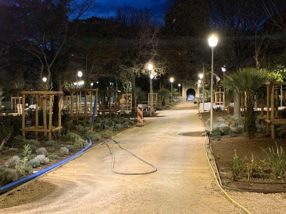 Nouveau parcours d’eau, éclairage remarquable: le jardin se refait une beauté.