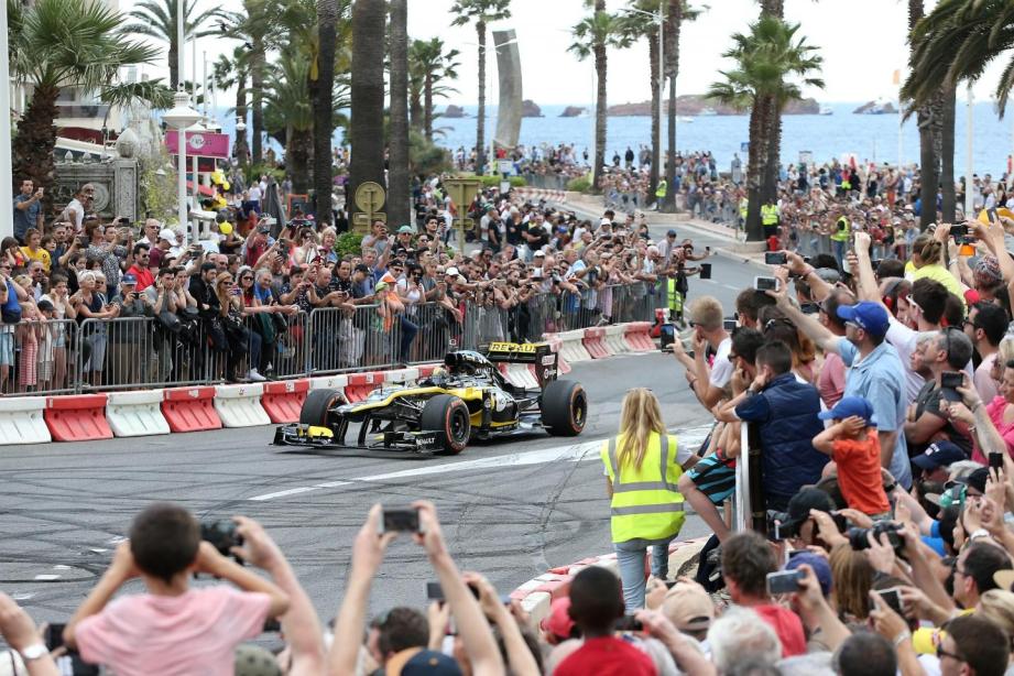 L’an dernier, de Saint-Raphaël (photo de gauche) à Toulon,  le roadshow avait rencontré un vif succès populaire.