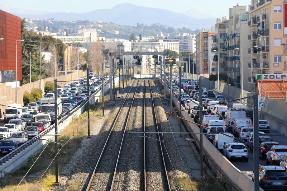 Un accident sur la voie Mathis complique fortement la circulation ce
