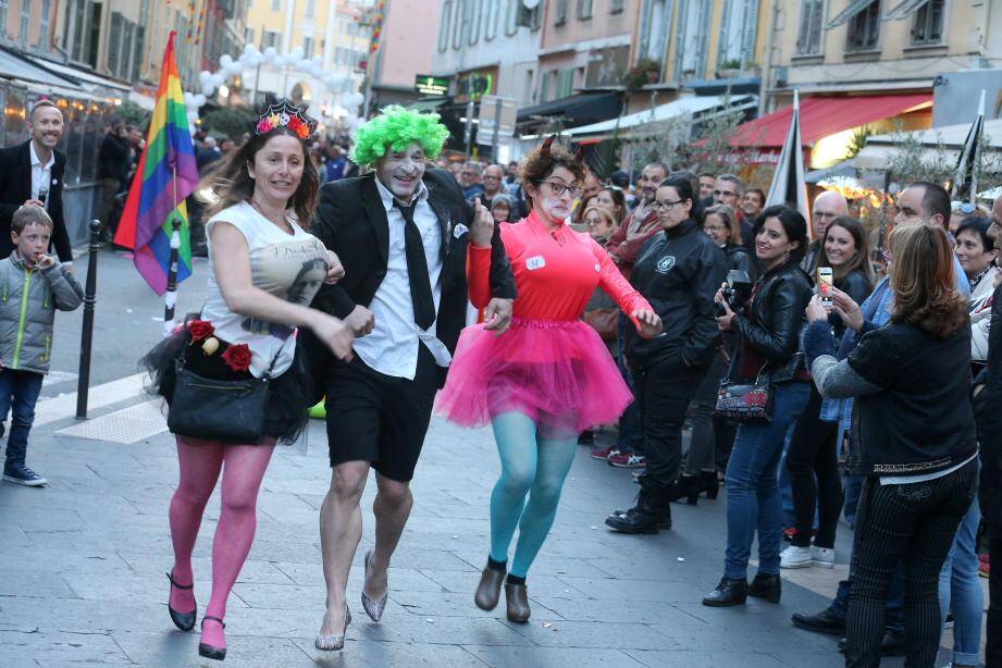 Une trentaine de participants ont participé à l'épreuve, juchés sur des talons de 9 cm minimum.