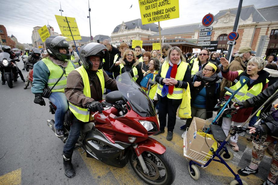 Les manifestants devant la gare Thiers de Nice. 