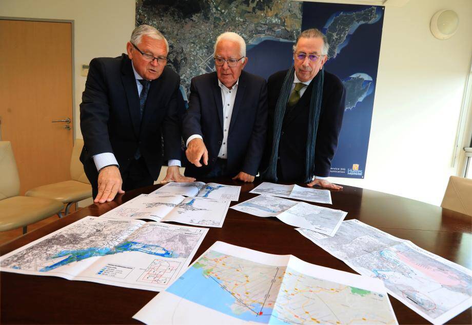 Le maire d'Hyères Jean-Pierre Giran, avec à ses côtés son adjoint à l'urbanisme François Carrassan et le maire de Saint-Mandrier, Gilles Vincent, dénoncent les dernières prescriptions de l'Etat.