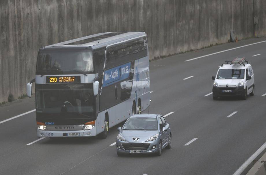 Un bus reliant Sophia Antipolis à Nice sur l'A8.