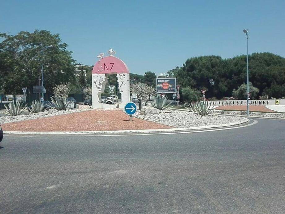 C'est près du rond-point des Rives, à Villeneuve-Loubet, que le corps a été découvert lundi matin.