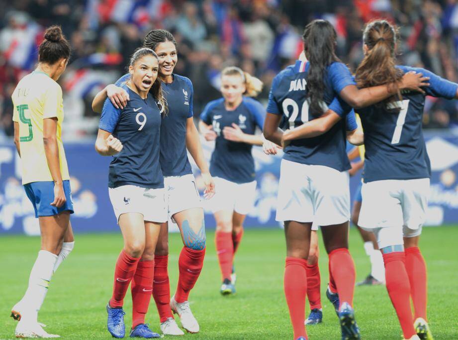 Le stade de Nice, dans lequel les Bleues avaient déjà joué en novembre dernier face au Brésil, sera complet ce soir. 35 100 spectateurs viendront les encourager. Coup d’envoi à 21 heures.