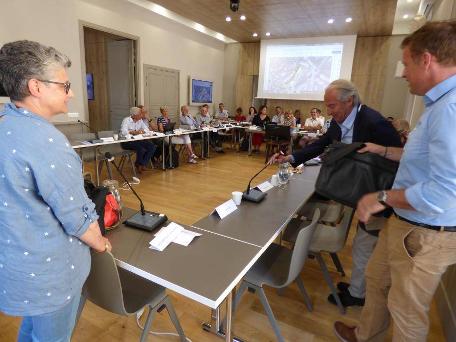 L'opposition quitte la salle du conseil à Vence.