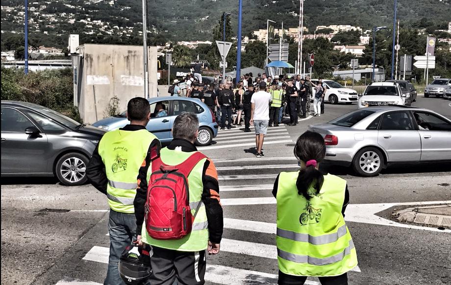 Le rassemblement des "gilets jaunes" au rond-point du pont de la Manda s'est achevé vers 12h30 ce samedi. ont 