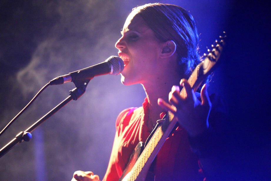 La chanteuse et guitariste Anna Calvi sera l'une des attractions aux Nuits Carrées. 