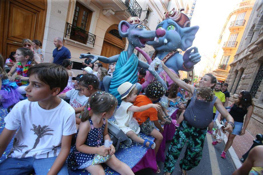 Atmosphère colorée pour rendre hommage au thème de l’Inde hier soir avec ce carnaval suivi par bon nombre d’enfants.