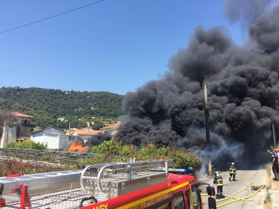 Nice Matin Faits Divers Saint Laurent Du Var PHOTOS. Le feu de Saint-Laurent-du-Var a détruit plus de 2.000 m2 de