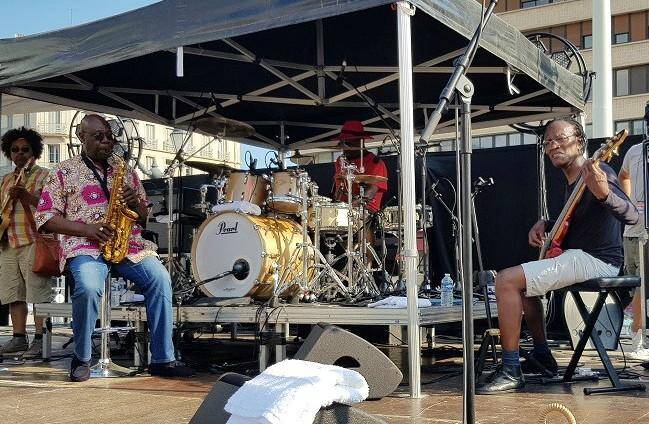 Manu Dibango pendant les balances, avant son concert de ce vendredi soir, ce vendredi après-midi à Toulon.