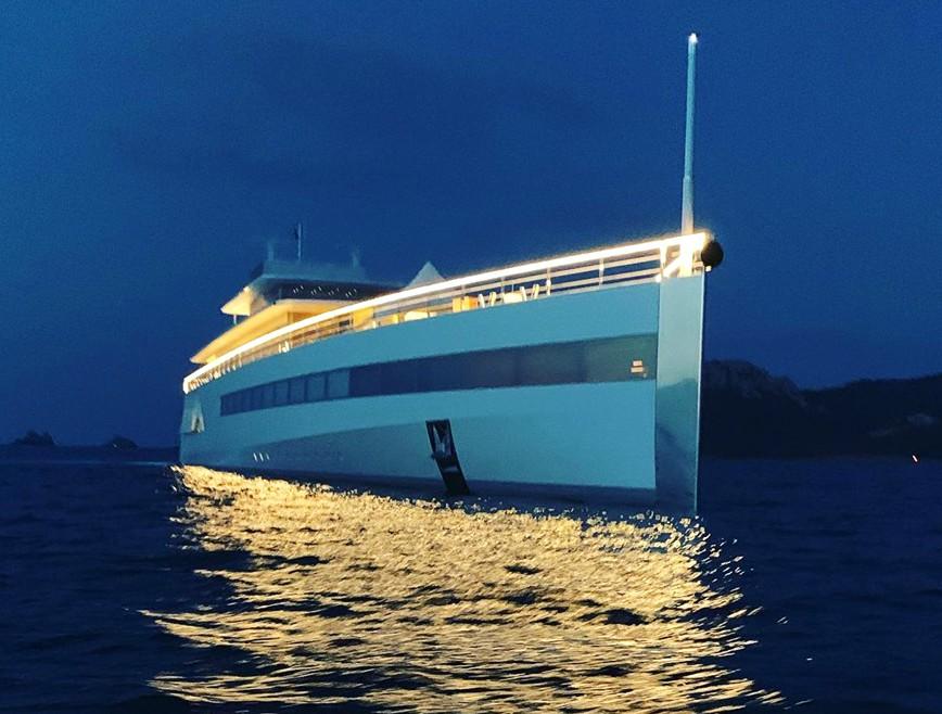 Cet été, le Venus yacht est de retour dans les eaux varoises.