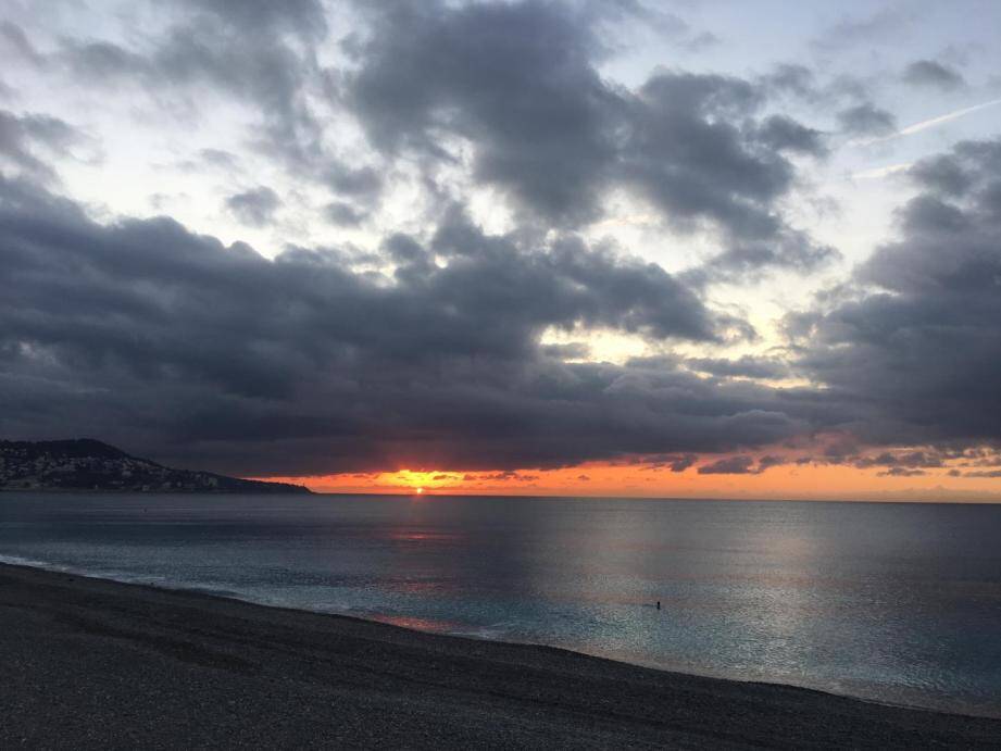 Lever de soleil nuageux sur la Côte d'Azur.