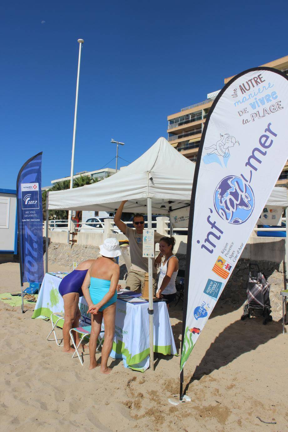 Tout l’été, la campagne de sensibilisation Inf’eau Mer part à la rencontre des usagers des plages afin de dispenser ses conseils en matière de protection du milieu marin. (Photo DR)