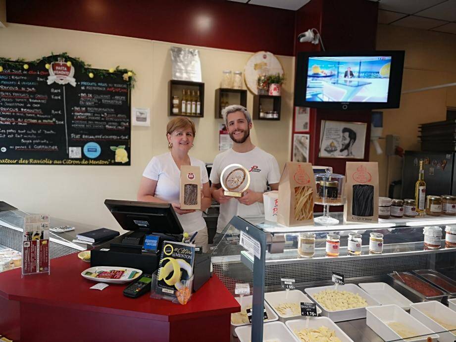 Dans sa boutique, au cœur de Menton, Luisa Inversi et son « pastaïolo» de fils Riccardo régalent les papilles des clients avec leurs recettes, toujours locales.	