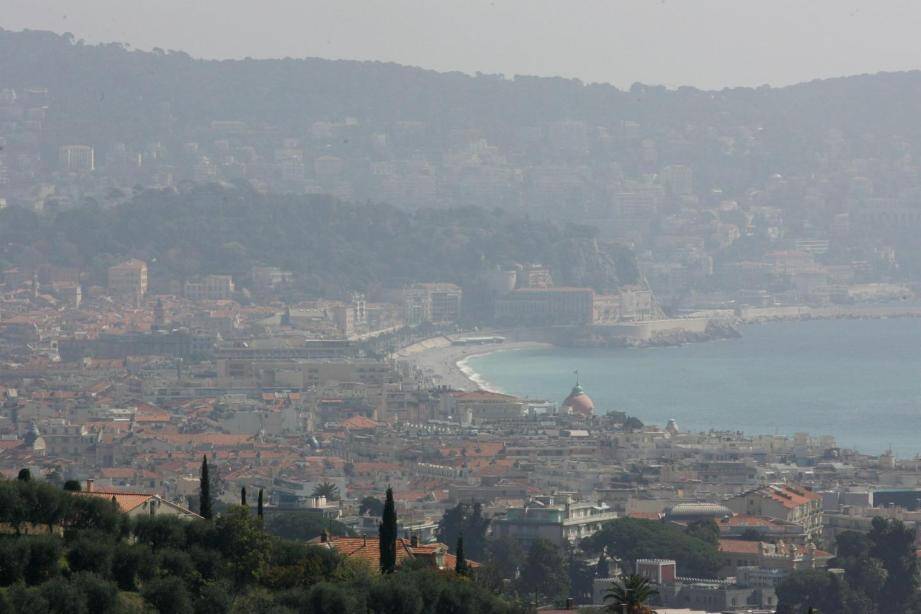 La pollution de l'air ambiant visible à Nice. Photo archives Philippe Bertini