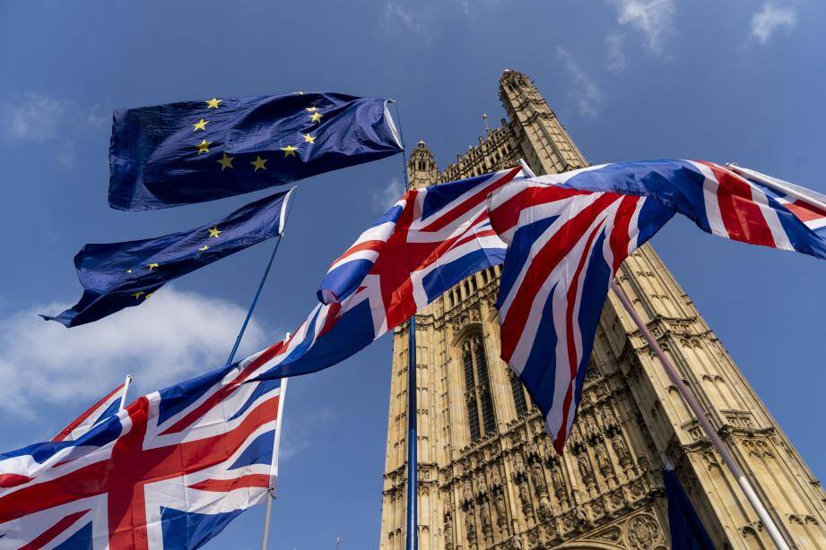 Le drapeau de la Grande-Bretagne et celui de l'Union Européenne devant le bâtiment du Parlement à Westminster.