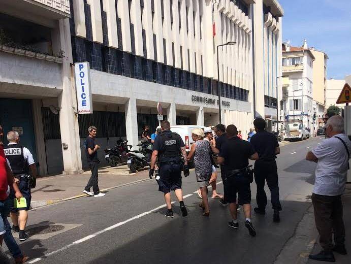 Durant la garde à vue de l’intéressé, des « gilets jaunes » se sont réunis devant le commissariat d’Antibes.