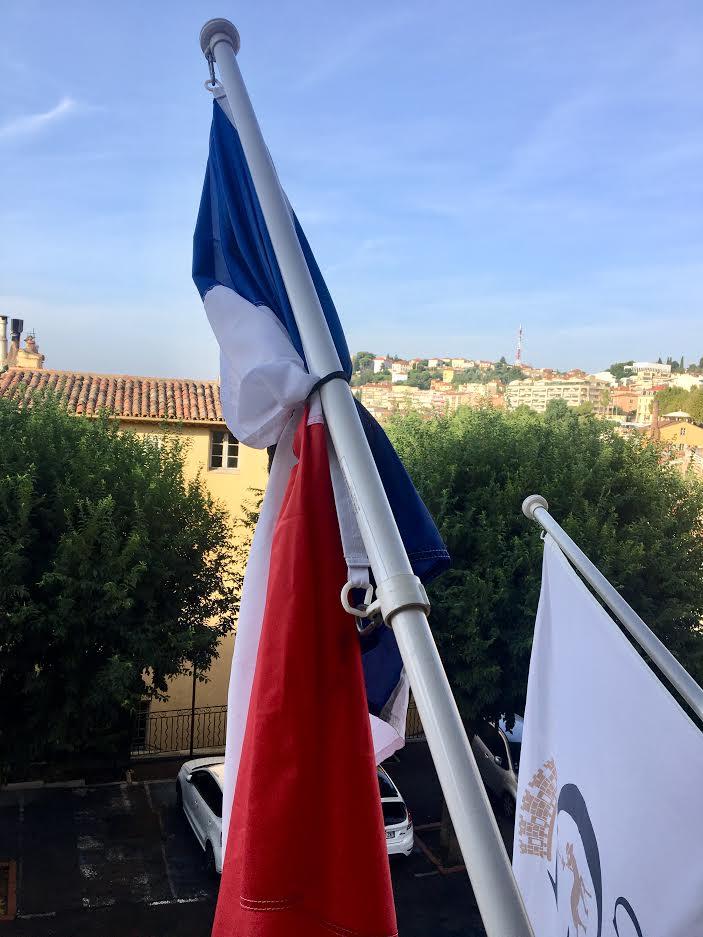 Drapeau en berne à Grasse