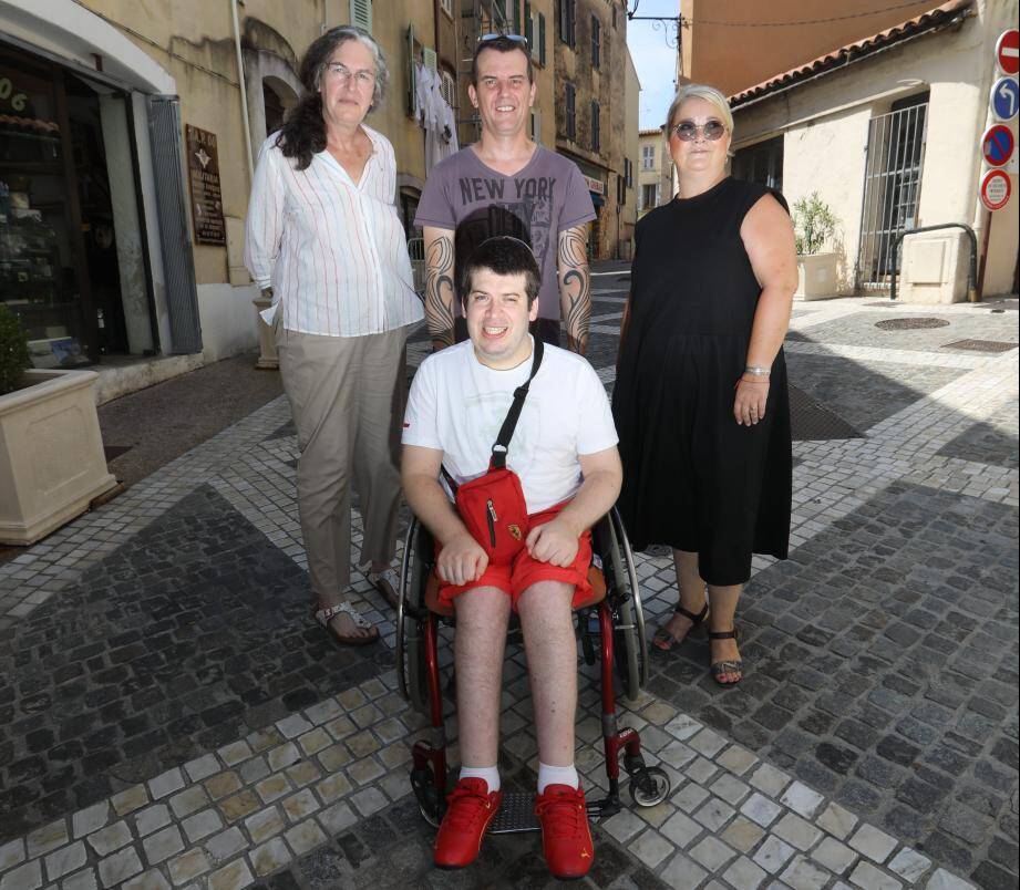 Laurence Kaplan-Petit et Nathalie Galangau seconsacrent aux personnes en grande dépendance. Leur société emploie une quarantaine de personnes, dont Samuel, aide médico-psychologique, qui s’occupe de Jean-François pour son plus grand plaisir.