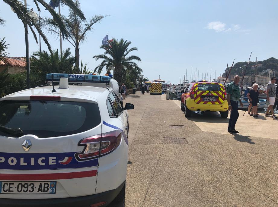 Le jeune homme a été transporté à l'hôpital par les pompiers.