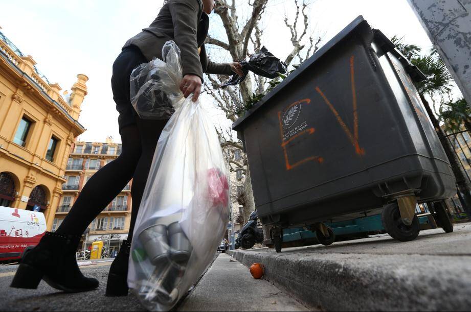 Airbnb serait une des causes de la multiplication des sacs poubelles sur les trottoirs de Nice