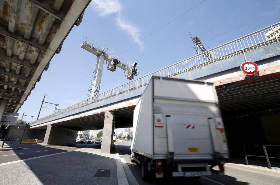 Passage des camions sous le pont ferroviaire à Nice Saint-Augustin.