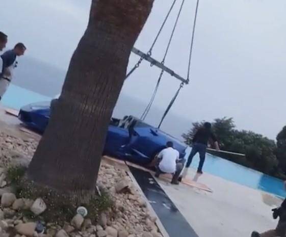 La Lamborghini a fini dans la piscine.