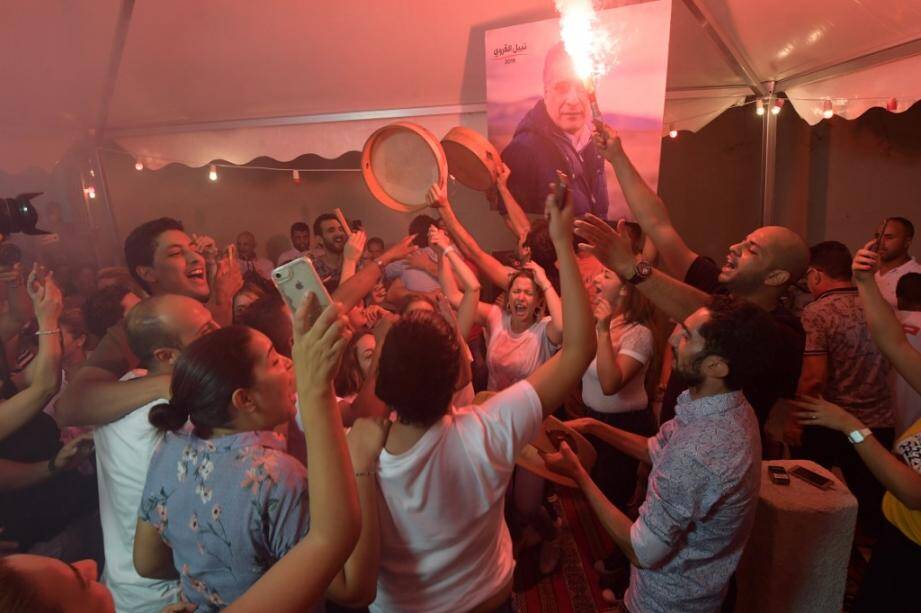 Des supporters du candidat Nabil Karoui devant son quartier général, dimanche 15 septembre.