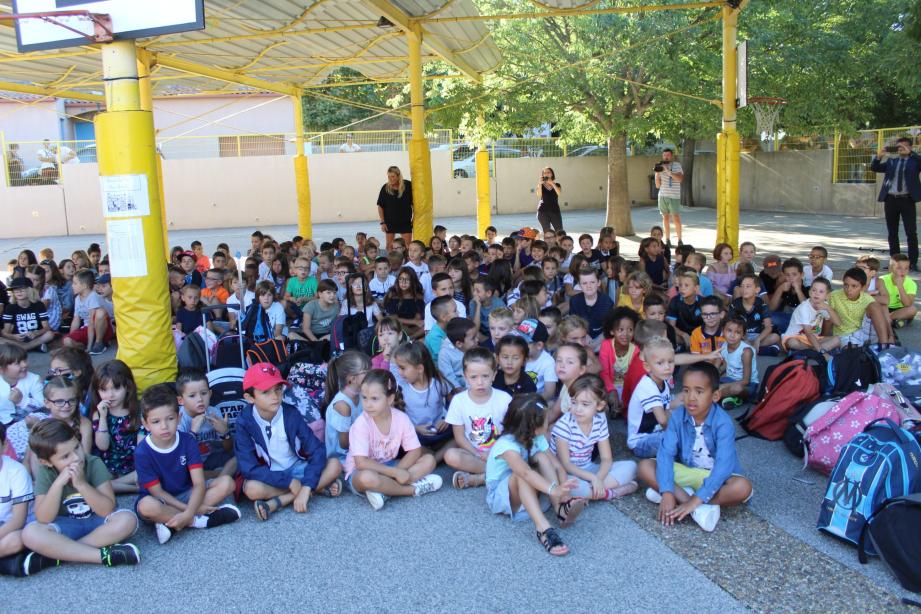 Les élèves lors de l’hommage à Jean Michel dans la cour de l’école.