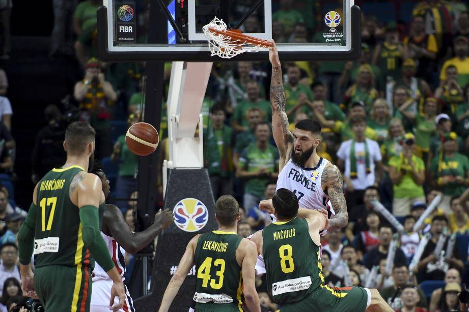 Vincent Poirier au dunk : les Bleus n’ont pas cédé face aux Baltes.