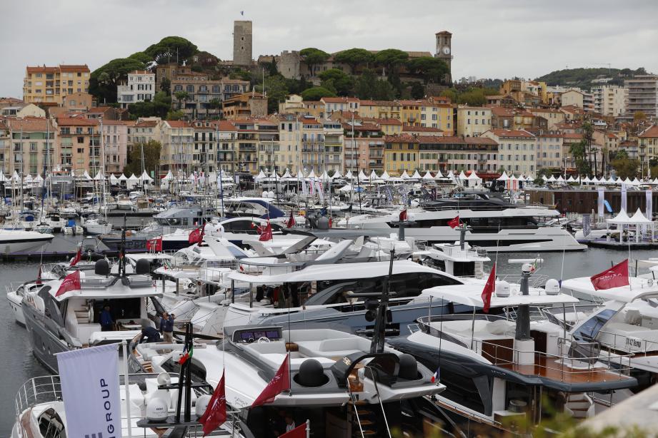 Malgré la pluie, le Yachting Festival a exposé de nombreux yachts.