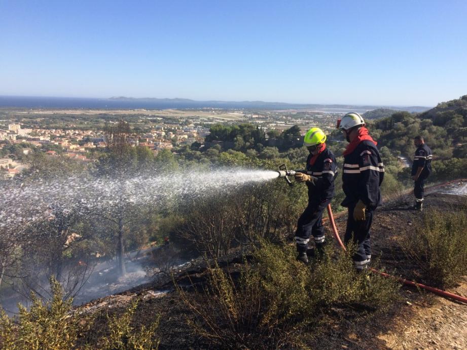 Deux départs de feu se sont déclarés sur les hauteurs du centre-ville de Hyères vers 16 heures ce jeudi après-midi. 