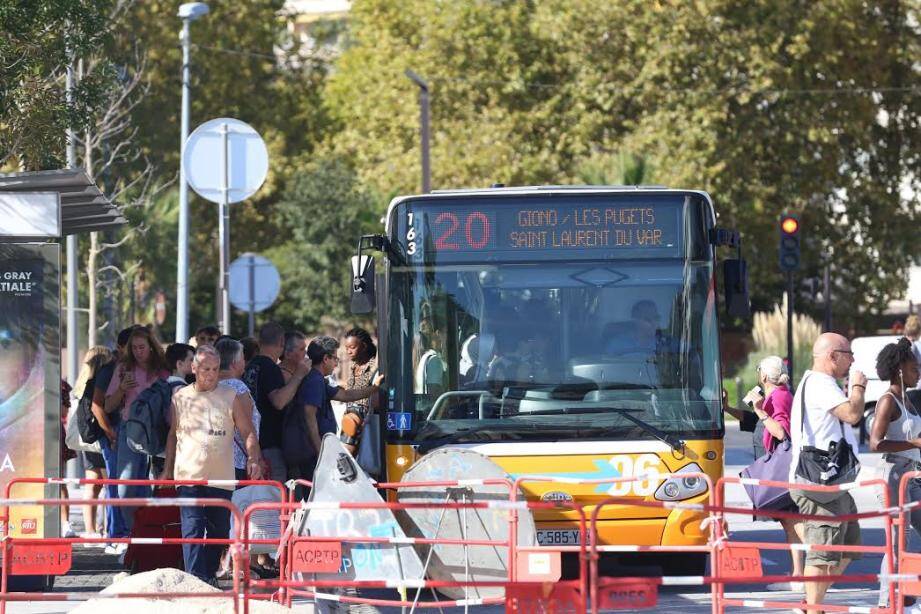 Le 20 fait partie des lignes qui relient la rive droite du Var à Nice.	