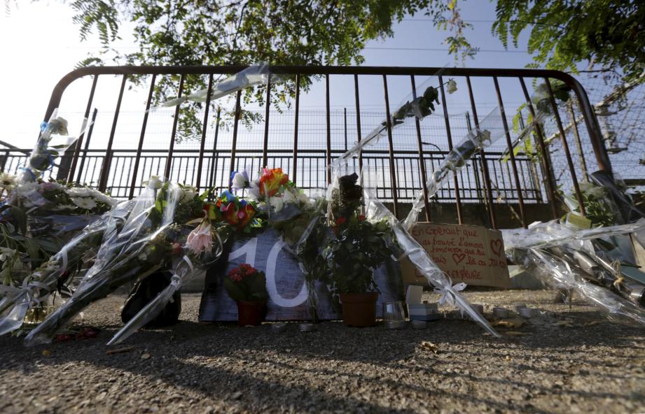 Des anonymes ont laissé des fleurs et des messages là où le corps de Salomé G. a été retrouvé, non loin de la gare de Cagnes-sur-MeR.