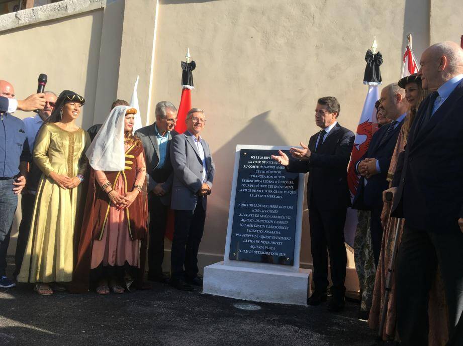 Une plaque commémorative a été dévoilée samedi matin sur le parvis de l'église abbatiale Saint-Pons, où fut signée la dédition de Nice à la Savoie en 1388.