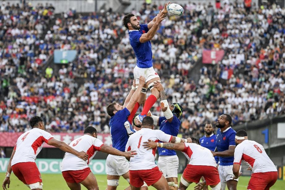 Le troisième ligne aile Charles Ollivon attrape le ballon lors du match de poules du Mondial face aux Tonga, à Kumamoto, le 6 octobre 2019.