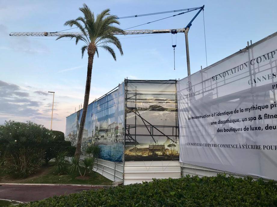 La façade Nord du Palm Beach est déjà en rénovation, avant l’ouverture du restaurant La Petite Maison en avril 2020.
