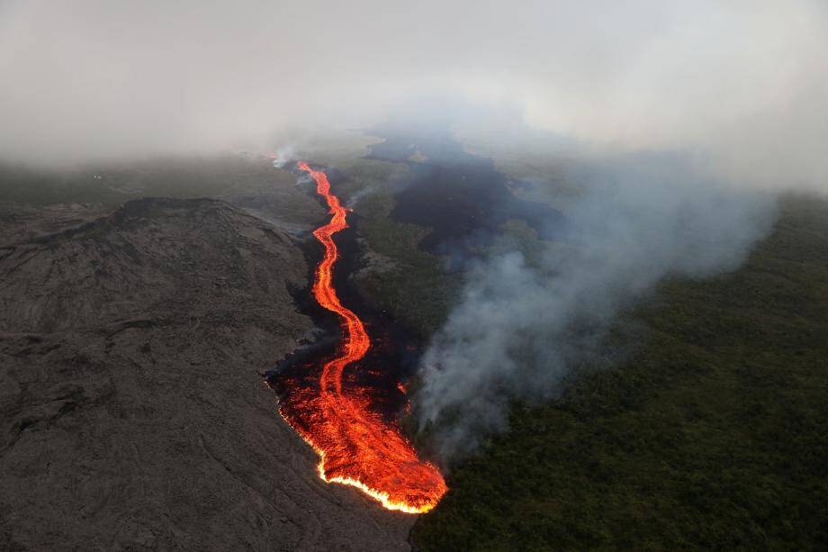 VIDÉO. Le Piton de la Fournaise entre en éruption à La Réunion pour la