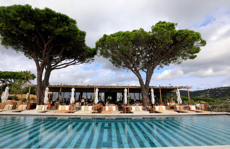 Le bâtiment principal abrite le restaurant Vista. La terrasse a été construite autour des deux pins qui étaient déjà là.